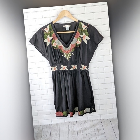 Forever 21 Tops - Forever 21 Black Embroidered Floral Tunic Medium